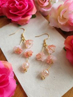 Soft peach and white flowers, with a reflective peach bead at the bottom. Set on gold-plated metal. Handmade, in small batches <3 Flower Earrings Dangle, Peach Jewelry, Flower Drop Earrings, Jewelry Photoshoot, Bead Charms Diy, Jewelry Accessories Ideas, Handmade Jewelry Diy, Beaded Accessories, Fantasy Jewelry