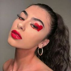 Love Heart Makeup, Makeup St Valentin, Queen Of Hearts Makeup Simple, V Day Makeup, Valentines Day Makeup Looks, Hairstyles Heart, Heart Eyeshadow, Valentine Photoshoot