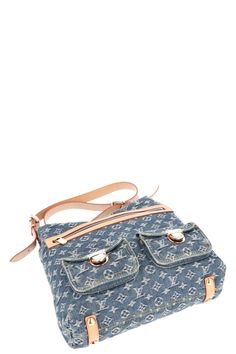 We Love: Klassisches Louis Vuitton Monogram auf Denim. Dieser Treasure vereint den sexy Look der Noughties mit absolutem Tragekomfort. Made In: France Masse: B 30 x H 30 x T 10 cm Schulterriemen: 90 - 110 cm Material: Denim, Leder Farbe: Mid Wash Denim, Cognac Hardware: Gold Innenfächer: 1 Seitenfach, 1 Seitenfach mit Reissverschluss, 2 Seitenfächer klein Aussen: Das Denim ist an vereinzelten Stellen kaum sichtbar vergilbt. Das Leder weist Druckstellen und kaum sichtbare Flecken auf. Millimeterk Hermes Bags, Timeless Handbag, Luxe Fashion, Blue Bags, Prada Bag, Handbag Backpack, Kids Bags, Denim Wash, Cognac