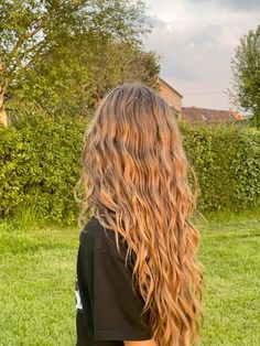 Healthy Hair Aesthetic Wavy, Beach Perm Long Hair, Wavy Hair Blonde Balayage, Beach Waves With Layers, Blonde 2b Hair, Wavy Blonde Hair Aesthetic, Long Blonde Wavy Hair Natural, Naturally Wavy Blonde Hair, Beach Waves Blonde Hair