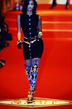 Corporate Baddie Aesthetic, Yasmeen Ghauri 90s, Yasmin Ghauri, 90s Catwalk, Supermodel Runway, Gianni Versace 90s, Versace Haute Couture, Versace 90s