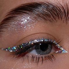 Look eyeliner glitter per un trucco Natale 2020 chic ✨ Eyeliner Glitter, Concert Makeup, Glitter Eye Makeup, Glitter Eye, Glitter Pigment, Smink Inspiration, Makijaż Smokey Eye, Glitter Party, Makeup Eye Looks