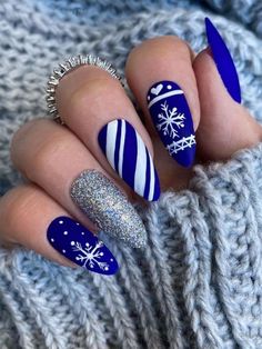 almond acrylic blue and silver nails with snowflakes Light Blue Dip Powder Nails Design, Blue Holiday Nails Acrylic, Blue Winter Nail Designs Snowflakes, Blue And White Snowflake Nails, Xmas Nails Blue, Winter Nail Art Snowflakes, Gel Nail Designs For Winter, Simple Snowflake Nails