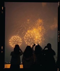 Film photo of a group of friends taking pictures of a gold and yellow firework show Watching Fireworks Aesthetic, 4th Of July Photo Shoot Ideas, Fireworks With Friends, Firework Photography, 4 Of July Aesthetic, July 4th Aesthetic, July Aesthetic, Fourth Of July Aesthetic