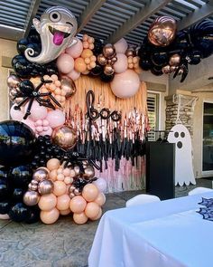 Spooky Halloween Party Balloon Decoration Ideas Cute Halloween Birthday Theme, Halloween Balloon Ideas, Glam Halloween Party, Halloween Birthday Party Decorations