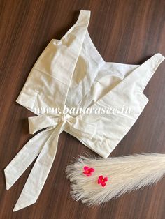 Sleeveless Blouse Designs With Bow, White Cotton Saree Blouse Designs, Tying Blouse Designs, Sleeveless Blouse With Bow Back, Cotton Blouse Design Sleeveless, Not Blouse Design, White Blouse For Lehenga, Slvless Blouse Pattern, Sleeveless White Blouse Designs