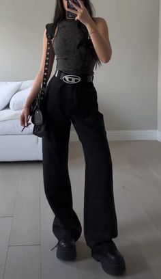 Black Flair Jeans Outfits, All Black Outfit Women, Easy Fashion Outfits, Flair Jeans Outfit, Fem Style, Full Black Outfit, All Black Outfits, Japan Outfits, Outfit Planner