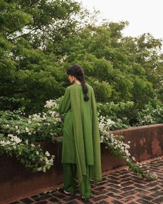 Indian Green Aesthetic, Desi Aesthetic Outfit, Desi Poses, Ethnic Aesthetic, Zara Shahjahan, Pakistani Culture, Pakistani Women