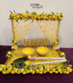 Haldi platter for Indian wedding rituals that makes your day more amazing. Haldi Ceremony Thali Decoration, Haldi Plater Ideas, Haldi Plate Decoration Ideas Indian, Haldi Platter Decoration Ideas At Home, Resin Haldi Platter, Haldi Mehndi Plate Decoration, Diy Haldi Platter, Haldi Plate Decoration Ideas At Home, Haldi Thali Decoration Ideas For Muslims