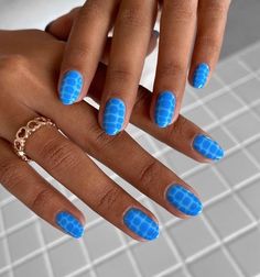 Each set comes with instructions on how to apply, remove, and reuse nails and a nail prep kit (liquid glue, alcohol pad, cuticle stick, mini nail file, and buffer). Simple Gel Nails, Her Nails, Blue Nail, Nail Swag, Short Nail Designs, Minimalist Nails