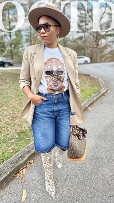 Jorts are making a comeback for spring 2024! Denim shorts and blazer outfit Denim Shorts And Blazer Outfit, Denim Hat Outfit, Shorts And Blazer Outfit, Sleeveless Jacket Outfit, Blazer And Shorts Outfit, 2024 Denim, Girl Street Style, Jorts Outfit, Hat Outfits