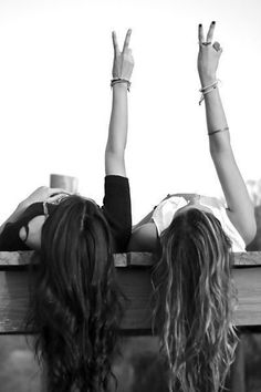 De divertire Best Friends Photography, Besties Aesthetic, Bff Photography, Photos Bff, Sisters Photoshoot, Best Friend Photography, Best Friend Poses, Sister Photos, Best Friend Photoshoot