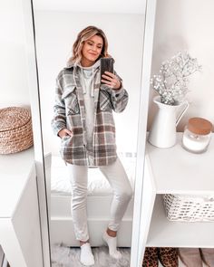 White Jeans Outfit Winter Casual, White Mom Jeans Outfit Winter, Check Jacket Outfit, White Jeans Winter Outfit, White Jeans Fall Outfit, White Jeans In Fall, Chilly Outfits, White Jeans Outfit Fall, White Jeans Women