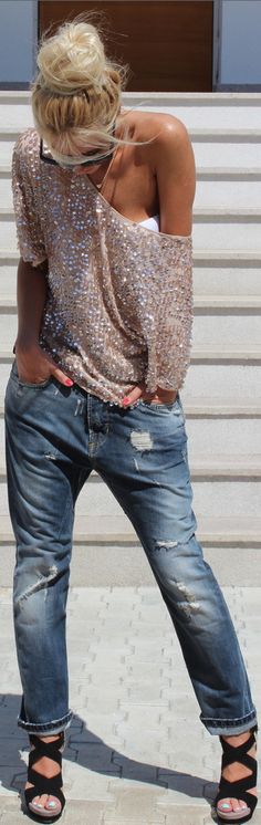 jeans Outfit Dia, Grunge Shirts, Casual Evening Wear, Sequin Jeans, Hair Messy, Distressed Boyfriend Jeans, Casual Evening, Wedding Idea