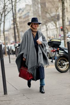 paris street style wool fedora hat Parisian Winter Style, Parisian Fall Outfits, Fedora Outfit, Fedora Hat Outfits, Parisian Winter, Giacca In Tweed, Poncho Outfit, Dress Like A Parisian, Gray Coat