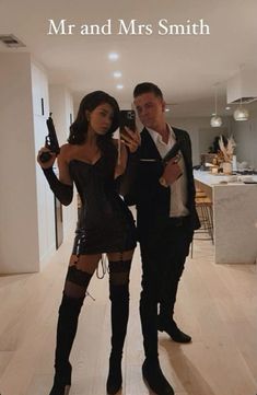 Partner Halloween Costumes, Badass Halloween Costumes, Cute Couples Costumes, Halloweenský Makeup, Mr And Mrs Smith, Classy Halloween Costumes, Hot Halloween Outfits, Mrs Smith, Pretty Halloween Costumes