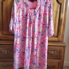 Beautiful Woman's Seashell Dress Size Small Bin7 Pink Fitted Dress For Beach Cover-up, Pink Knee-length Beach Dresses, Pink Summer Tunic Dress, Pink Tunic Summer Dress, Pink Tunic Dress For The Beach, Pink Tunic Dress For Vacation, Pink Tunic Dress For Daywear, Seashell Dress, Graphic Print Dress