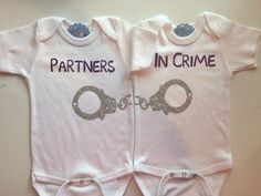 Twin bodysuit set! Funny Newborn Onesies, Twin Photoshoot, Onesie Diy, Twin Baby Announcements, Twin Baby Photos, Twin Quotes