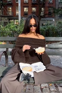 Looking for winter outfits you can wear this season? Here are some of the best (and where to find them). Chique Outfit, Long Sleeve Jumper, Cardigan Sweater Jacket, Off Shoulder Sweater, Outfit Look, Elegant Chic, How To Pose, Crop Top Blouse