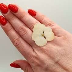 White Viorne Flower rings, made of natural resin, embody timeless elegance and a deep connection with nature. Viburnum, also known as viburnum, is a plant that symbolizes purity, gentleness and resilience in many cultures around the world. The mystical meaning of viburnum flowers varies between beliefs and traditions, but they are often associated with protection, healing and spirituality. In some cultures, viburnum flowers are considered to bring happiness and good luck, while in others they ar Delicate White Flower Open Ring, Handmade White Rings As Gifts, Delicate Handmade Flower Ring For Gift, Delicate Handmade Flower Ring As A Gift, Delicate Handmade White Rings, Unique White Flower Ring, Minimalist White Flower Ring For Wedding, Handmade White Flower Ring For Gift, Nature-inspired White Flower Ring