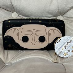 Brand New With Tags Black Loungefly Funko Pop Harry Potter Wallet Featuring Dobby The House Elf. Size : 8 Inches Wide X 4 Inches Tall Harry Potter Handbags, Diy Minatures, Dobby The House Elf, Harry Potter Wallet, Harry Potter Activities, Loungefly Wallet, House Elf, Harry Potter Funko Pop, Harry Potter Crafts