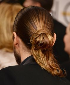 Descabeladas de plantão, não se desesperem! Aqui você vai aprender penteados de celebredades com cara de cabelo sujo e bagunçado, que vão MUDAR A SUA VIDA!! Jared Leto Long Hair, Jared Leto Hair, Man Buns, Curly Hair Trends, Curly Undercut, Short Curls, Cool Hairstyles For Men, Man Bun