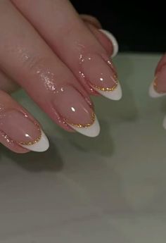 Graduation Nails Short Almond, Oval Gold Nails, Simple Graduation Nails Almond, Gel Nails For Graduation, Nail For Graduation, White French Tip With Gold Line, Eid Nail Designs, Gold Oval Nails, White French Tip Nails With Gold