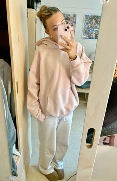 Aritzia Hoodie Aesthetic, Aritzia Hoodie Outfit, Aritzia Outfit Aesthetic, Garage Clothing Outfits, Outfit Ideas Hoodie Style, Garage Clothes, Winter Hoodie Outfit, Outfits With Sweatpants, Pink Hoodie Outfit