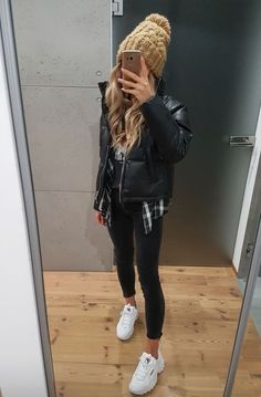 Outfits Leggins, Look Legging, Black Leather Moto Jacket, Fashion Mistakes, Leather Moto, Outfit Inspo Fall, Leather Moto Jacket, Mode Vintage, Mode Inspiration