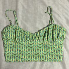 Never Worn, No Damage Fitted Floral Print Crop Top For Beach Season, Zara Fitted Green Crop Top, Retro Fitted Crop Top For Vacation, Fitted Green Floral Print Crop Top, Green Floral Print Summer Crop Top, Retro Spring Vacation Crop Top, Retro Spring Crop Top For Vacation, Retro Crop Top For Spring Vacation, Green Floral Print Crop Top For Beach