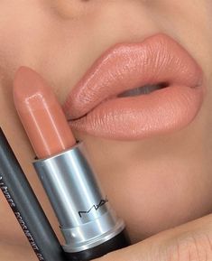 Lip Makeup Ideas, Nude Lip Makeup, Matte Nude Lipstick, Lip Color Makeup, Esthetician Room, Berry Lips, Gloss Makeup, Nude Lips, Eye Makeup Steps