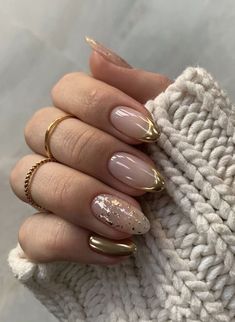 Nails With Metallic Design, Mani Ideas, New Years Eve Nails, Golden Nails, Gold Nail Designs, Her Nails, Golden Birthday, New Year's Nails, Classy Nails