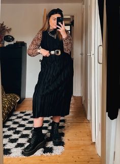 Shirt Under Dress Outfit Winter, Curvy Witchy Outfits, Corporate Goth Outfits Plus Size, Work Outfit Midsize, Grunge Teacher Outfits, All Black Outfit Plus Size, Corporate Goth Plus Size, Plus Size Grunge Fashion, Shirt Under Dress Outfit