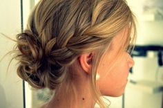 Messy/loose updo with braid. Bridesmaid Updo, Instagram Hairstyles, Braided Bun Hairstyles, Low Bun, Penteado Cabelo Curto, Side Braid, Short Hair Updo, Short Hairstyle, Hair Envy