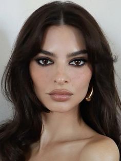 Red Lip Brunette, Basic Glowy Makeup, Makeup For Dark Features, Makeup For Brown Hair Brown Eyes, 90s Supermodels Makeup, Elevated Natural Makeup, Sultry Glam Makeup, Dark Features Makeup, High Visual Weight Makeup Looks