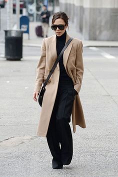 Camel Coat Outfit Classy, Camel Coat Outfit Casual, Mantel Outfit, Best Winter Coats, Walking Down The Street, Beige Coat, Vogue Uk, Street Style Winter