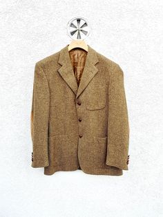 Vintage FACONNABLE  tan-brown speckled  wool jacket. This AW sport suit blazer is perfect for autumn/winter/spring season. The condition is soft worn, please check the photos. Size on tag: 50 ; drop 7R Condition: 9/10 MEASUREMENTS (taken lying flat) : Shoulders:  50 cm - 19.5'' Pit to pit : 54 cm - 21'' Outer Sleeves : 62 cm- 24'' Length from collar on back: 79 cm - 31'' New drop daily!  Add my store to Favorites and Follow my Shop for new items. DELIVERY: For new updates on delivery please see Brown Spring Sport Coat With Welt Pockets, Brown Sport Coat With Welt Pockets For Spring, Spring Brown Sport Coat With Welt Pockets, Tailored Brown Single Breasted Sport Coat, Brown Tweed Jacket With Notch Lapel And Pockets, Brown Tweed Sport Coat For Work, Brown Tweed Sport Coat For Business Casual, Brown Tweed Jacket With Welt Pockets For Spring, Brown Sport Coat With Welt Pockets For Business Casual