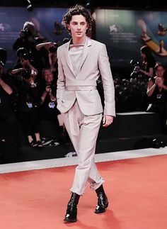 Timothee Chalamet Suit, Timothee Chalamet Fashion, Glam Rock Outfit Men, Rock Outfit Men, Glam Rock Outfits, Supernatural Oc, Genderqueer Fashion, Glam Rock Style, Premiere Red Carpet