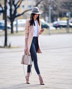 Pinterest || @adarkochar Outfit Essentials, Fall Fashion Coats, Office Casual Outfit, Chique Outfits, Coat Outfit, Fall Fashion Trends, Business Casual Outfits, Fashion Mode, Mode Inspiration