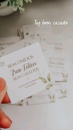 a person holding up a business card with the words ben unidos ben feliques ben casaos on it