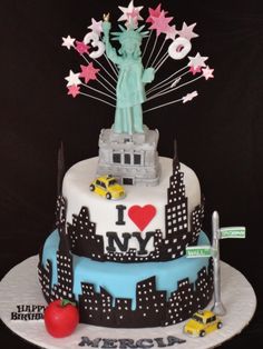 a cake decorated with the statue of liberty and i love new york