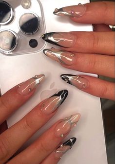 #silver #nails #silvernails #chrome #chromeails #nailinspo #acrylicnails Black Nail Designs Rhinestones, White Edgy Nails, Chrom Nails Design, Y2k Nails Rhinestone, Black And Silver Chrome Nails Designs, Abstract Chrome Nails, Edgy Nails Black, Silver Detail Nails, Black And Silver Nails Almond