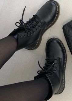 Doc Martens Astetic, Doc Martin Boots Aesthetic, Flat Doc Martens, Dr Martens Aesthetic Grunge, Dc Martens Aesthetic, Doc Martens Outfit Boots, Doc Martin Aesthetic, Doc Martens Aesthetic Grunge, Doc Marten Aesthetic