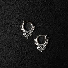 A world of delicate intricacies. These hoop earrings showcase a crown-shaped ring embellished with a traditional beaded pattern, infusing them with a touch of individuality. Adorned with intricate granules, they stand as a testament to the artistry of granulation.  Design: by NOIR KĀLA Material: 925 Silver Diameter: 10 mm Size: 15 mm x 20 mm Weight: 3 g (pair) Beaded Crown, Motifs Perler, Jewelry Earrings Hoops, Etsy Earrings, 925 Silver, Etsy Accessories, Jewelry Earrings, Hoop Earrings, Accessory Gift