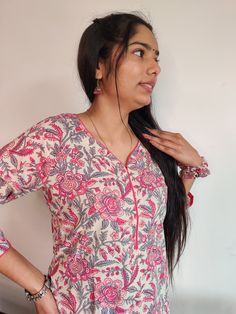 Product Details : Brand : BaSaKa Kurta for women by BaSaKa Our pink floral straight cotton kurta comes adorned with graceful motifs Handcrafted in soft cambric cotton fabric, this pretty piece comes with piping on neckline, sleeve hems and side slits Paan shape neck , 3/4 sleeves. Unit : Kurta (1 unit) along with matching Scrunchie FREE Colour : Pink Material : Premium Cambric Cotton Style : Straight Kurta Care Tips : Gentle handwash with mild detergent and dry inside out in shades Festive Cotton Floral Print Sets, Bohemian Pink Cotton Sets, Pink Cotton Sets With Printed Motifs, Pink Floral Print Straight Kurta Sets, Pink Printed Cotton Set, Pink Mulmul Sets For Summer, Feminine Pink Cotton Sets, Pink Cotton Block Print Set, Pink Cotton Sets With Block Print