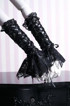 Goth Gloves, Black Lace Gloves, Romantic Goth, Gothic Accessories, Gothic Steampunk, Lace Gloves, Gothic Outfits, Goth Outfits