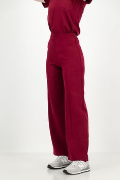 Patent Pending These high-waisted, wide-leg trousers redefine versatility, seamlessly transitioning from scrubs to office wear and smart casual effortlessly. The minimalist and elegant design adds a touch of sophistication to any ensemble. The high-waisted fit and wide-leg silhouette create a flattering and timeless look. These trousers are not just scrubs; they're a wardrobe staple. Pair them with your favorite scrub top for a polished medical professional look, or dress them up with a blouse f Cute Figs Scrubs, Cute Nurse Scrubs Outfits, Medical Receptionist Outfit, Scrubs Uniform Cute, Verano Aesthetic, Medical Clothes, Women Scrubs, Medical Scrubs Fashion, Red Scrubs