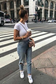 Blusa branca, mom jeans destroyed, tênis branco, nike air force, mini bolsa bege, coque bagunçadinho Style For Women In Their 30s Summer, Jeans And White Tshirt Outfit, Basic Tshirt Outfit, 15 Poses, Trendy Swimwear, Inspired Outfits, Casual Style Outfits, Audrey Hepburn, Outfits Casuales