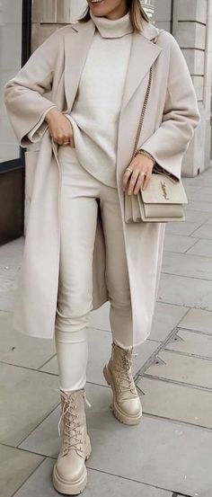 New Year's Outfits For Women, Cream Monochrome Outfit Winter, Outfit 50 Years For Women, Minimalisticky Chic, Trendy Date Night Outfit, Date Night Outfit Ideas, Night Outfit Ideas, Beige Outfit, Beige Coat