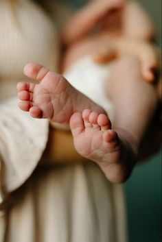 Newborn baby toes Newborn Features Photography, Lifestyle Newborn Photography Mom, Private Not Secret Birth Announcement, Aesthetic Newborn Pictures, Private Newborn Announcement, Newborn Photoshoot With Mom, Newborn Photoshoot Lifestyle, Newborn Mom Photography, Private Birth Announcement